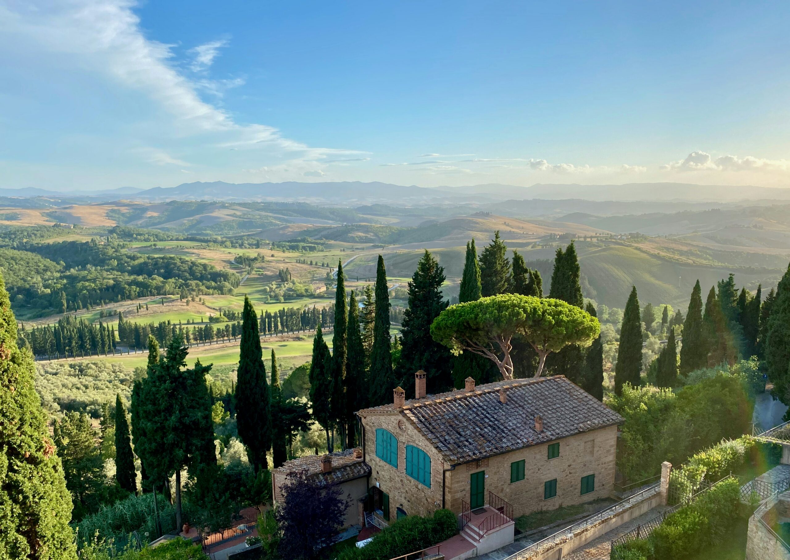 Tuscan villa with field in the background